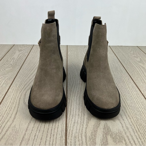 GUESS Women's Hensly Lug Sole Side Gore Chelsea Booties 6.5M Light Brown $99 - Picture 2 of 7
